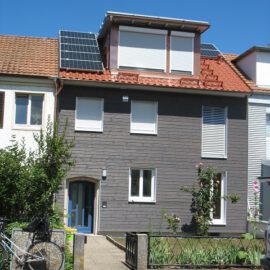 Energetische Sanierung zum Effizienzhaus 55 mit Dachgeschossausbau in 50er Jahre Reihenhaus