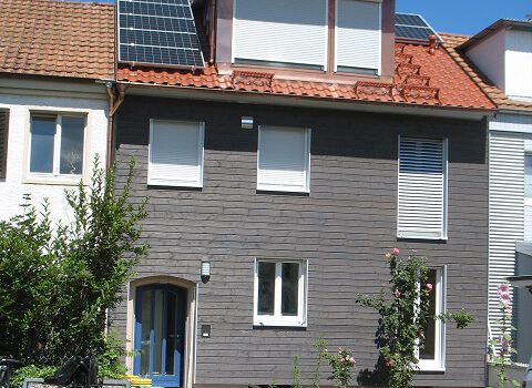 Energetische Sanierung zum Effizienzhaus 55 mit Dachgeschossausbau in 50er Jahre Reihenhaus