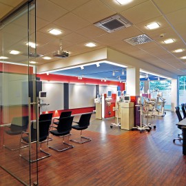 Umgestaltung eines Showrooms für medizinische Geräte bei GE Healthcare in einem Bürohaus in Freiburg – Haid
