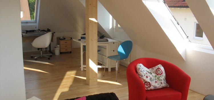 Energetische Dachsanierung mit neuen Dachfenstern und neuem Bad in einem Wohnhaus in Freiburg – Stühlinger